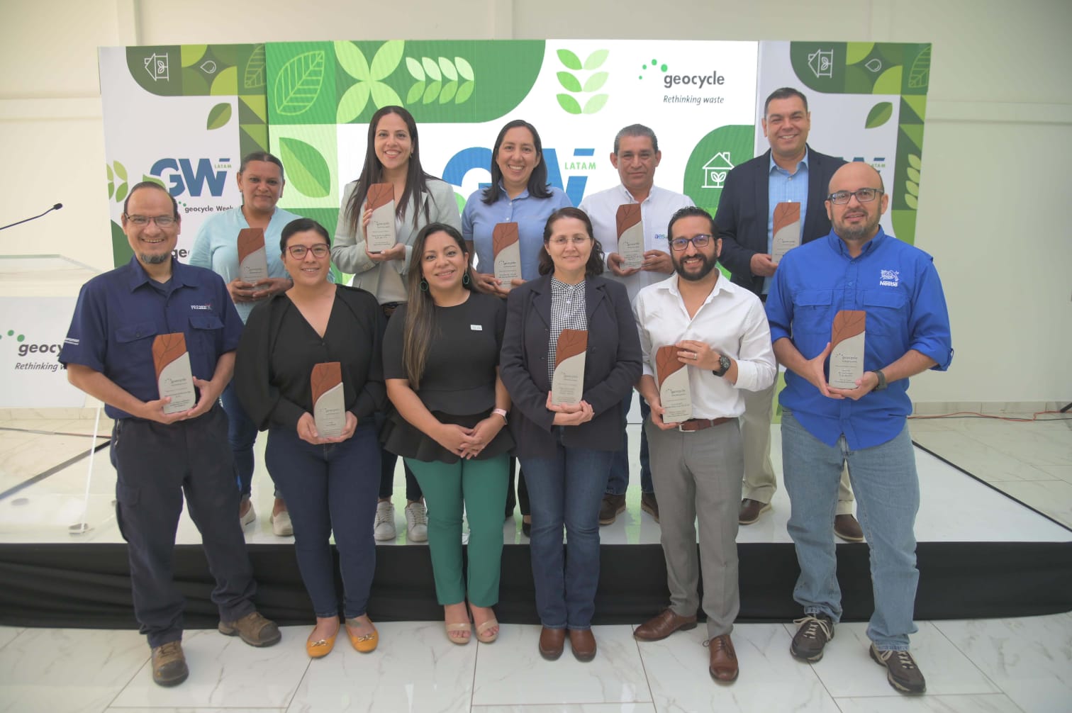 AES El Salvador reconocida como empresa líder en prácticas sostenibles